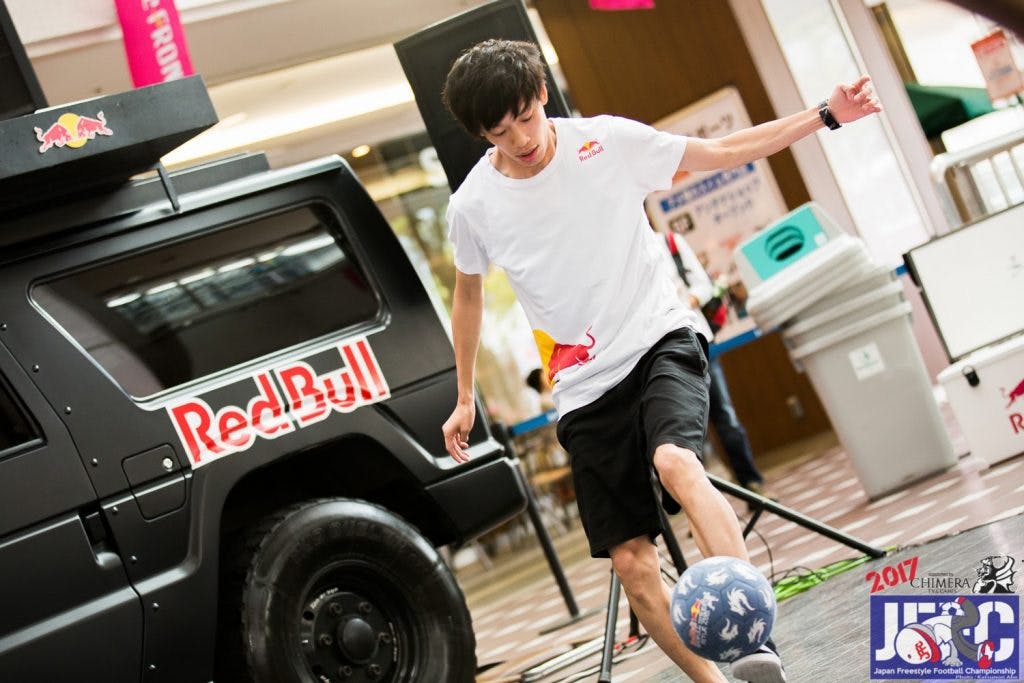 サッカー経験者必見！フリースタイルフットボールの回し技4選 FINEPLAY